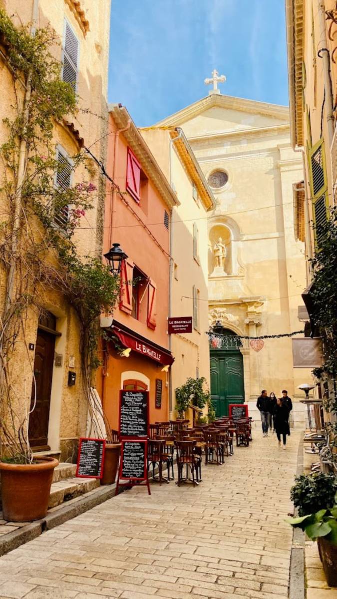 Restaurant traditionnel provençal et familial avec produits frais et locaux à Saint Tropez près de l'église