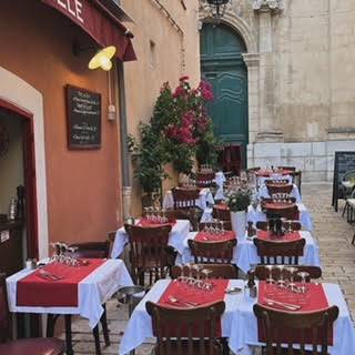 Restaurant méditerranéen avec ambiance tropézienne au cœur de Saint Tropez près de l'église
